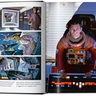„94-99 Concept artworks of Discovery’s“ Eine Illustration mit Astronauten in Raumanzügen im Kontrollbereich eines Raumschiffs.
