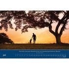 Am Ziele deiner Wünsche wirst du eines vermissen: dein Wandern zum Ziel. Juli. Landschaft mit Hügeln und Bäumen.