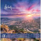 „Schutz des Himmels“, Psalm 91,11. Ein Sonnenuntergang über einer weiten Landschaft mit Bergen und einem Fluss.