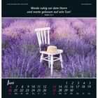 "Juni" und ein Kalender. Ein weißer Stuhl mit Hut in einem Lavendelfeld, begleitet von einem Psalm-Zitat.