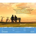 Zwei Männer auf einer Bank, fragen sich über Gott. Fahrräder am Meer. „Und du?“ September-Kalender darunter.