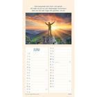 "Hiob antwortete dem Herrn... Hiob 42,5." Juni-Kalender unter einem Bild: Person auf Berg bei Sonnenaufgang.