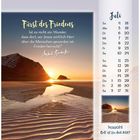 Fürst des Friedens. Kalender für Juli, 2027. Sonnenuntergang am Strand mit Bergen im Hintergrund.