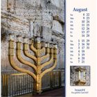 Text: "So soll euer Licht vor den Menschen leuchten... 
Matthäus 5,16", "August", "kawohl Das gelobte Land 2027".
Ein goldener Leuchter vor alter Mauer. Kalenderdaten rechts.