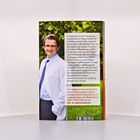 Ein Mann in Hemd und Krawatte steht lächelnd draußen. Daneben ein Text über Vorteile von Wasserfasten für Gesundheit.