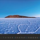 Kalenderansicht: Juni, Tage 1 bis 30. Weite Salzebene vor einem Hügel unter blauem Himmel.