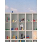 Zahl "6" unten, daneben "1 2 3 4 5..." bis "30". Ein Regal mit kleinen Figuren und Objekten gefüllt.