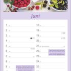 Juni. Sommerzeit – Beerenzeit! Vielfältige Beeren und Früchte mit roter Grütze auf einem Tischarrangement.