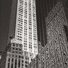 Kalender für Juni. Bild von Hochhaus mit Art-Déco-Elementen. Spiegelung in benachbartem modernen Gebäude.