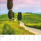 Kalenderblatt "Juni" mit Wochentagen und Daten. Gewundener Weg in grasgrüner Landschaft mit Zypressen.