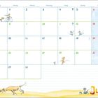 Kalender Juni. Szenen: Mensch mit Hund auf Fahrrad, Vögel auf Rollschuhen, Hund mit Maus, Hund schnüffelt bei Strand.