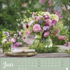"Jun" und Kalendertage, Montag bis Sonntag. Ein Blumenstrauß in einer Vase auf dem Tisch, Natur im Hintergrund.