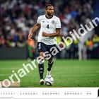 Vorjahresabbildung. Spieler in weißem Trikot mit der Nummer 4 dribbelt einen Fußball auf einem Spielfeld.