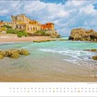 Kalenderseite mit Text: "juni", "Di Mi Do Fr Sa So", Küste mit Burg und türkisfarbenem Meer bei sonnigem Wetter.