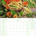 Text: 
Juni. Rezept: Kartoffel-Bohnen-Salat Genovese. 
Bilder: Gelbe Bohnen, grüne Bohnen, Erbsen und orange Blüten.