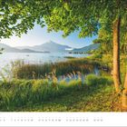 Kalender mit Monat "Juni". Eine grüne Landschaft mit Bäumen am Ufer eines Sees. Segelboote und Berge im Hintergrund.
