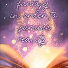 „Sometimes we need fantasy in order to survive reality.“ Ein offenes Buch mit leuchtenden Lichtern, Kalender für Juni.