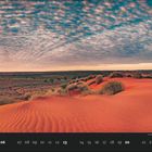 06. Sanddünen bei Sonnenaufgang, Simpsonwüste. Orange Dünen, spärliche Vegetation, dramatischer Himmel mit Wolken.