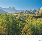 Kalenderblatt: Juni, 21.6. Sommeranfang. Berglandschaft mit grünen Wäldern und blauen Himmel.