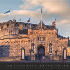 Text: "juni". Darunter sind die Wochentage und Daten. Ein Schloss mit Fahnen auf turmähnlichen Strukturen.