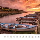 Kalenderseite Juni. Boote liegen in einem ruhigen Fluss, umgeben von Vegetation. Der Himmel ist rot-orange gefärbt.