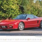 "Juni" mit Kalendertagen unten. Ein roter Sportwagen steht vor grünen Bäumen auf einer Straße.