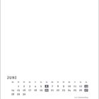 Kalenderseite für Juni. Wochentage und Zahlen unten. Wichtige Tage hervorgehoben. Notiz: 21.6. Sommeranfang.