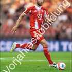 Text: "Konrad Laimer", "Vorjahresabbildung", "JUNI". Ein Fußballspieler im roten Trikot des FC Bayern mit Ball.