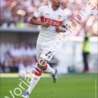 Lorenz Assignon. Vorjahresabbildung. Kalendermonat Juni. Ein Fußballspieler in weißem Trikot läuft auf dem Spielfeld.