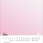 Kalenderblatt für Juni mit Wochenübersicht. Hintergrund in sanftem Rosa, unten ein rosa Herz. 21.6. markiert als Sommeranfang.