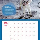 "Erdbegleiter Mond", "Hier waren schon Menschen", "06 Juni", "Mondphasen", "Immer das gleiche Gesicht".  
Astronaut auf Mondoberfläche.