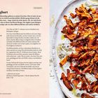 Möhrenchips mit Za’atar-Joghurt; Rezept und Anleitung; Foto zeigt knusprige Möhrenchips auf Joghurtsoße.