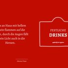 Zitat: „Haus an Haus mit hellem Schein flammen auf...“ - Johannes Trojan. Rechts auf rotem Hintergrund: „FESTLICHE DRINKS“.