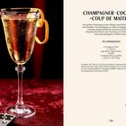 "Champagner-Cocktail 'Coup de Maître' Rezept und Zubereitung. Links Glas mit Cocktail und Orangen-Zeste, rot-goldene Atmosphäre."