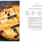 Titel: Apfel-Brombeer-Pie. Links ein goldener Pie mit Brombeeren, rechts das Rezept dazu.