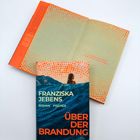 Text: „Franziska Jebens, Über der Brandung.“ Darunter Illustration: Frau im Meer.