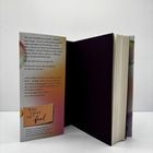 Gespräch über Empathie und Selbstwahrnehmung. Anthrazitfarbenes Buch, eine Seite leicht geöffnet, beige mit Farbverlauf.