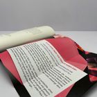 Text: „ENGLISCH: Über ‚Die Fremde neben Dir‘ Sehe, höre, atme ein...“. 

Seitenansicht eines geöffneten Magazins.