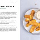 Fried Pickles mit Dip, Knusper-Soulfood. Rezept und Zutatenliste. Links Text, rechts Teller mit panierten Pickles und Dip.