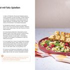 "Sommersalat mit Tofu-Spießen" ist am oberen Rand geschrieben. Rechts: bunte Salatschale mit Tofu-Spießen auf einem Tisch.