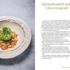 "Spinatknödel mit Linsenragout; Spinat, Gemüse; Rezept; Hauptspeisen." Ein Teller mit Spinatknödel und Linsenragout.