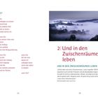 Seite 24: Gedicht über Unterstützung bei Herausforderungen.  
Seite 25: "Und in den Zwischenräumen leben" mit Bild von nebeliger Landschaft.