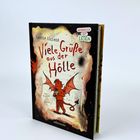 "Viele Grüße aus der Hölle" von Louisa Söllner; Illustration: Kleiner Teufel mit Flügeln, Buch ist aufrecht stehend.