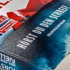 "PLATZ 1 Bestseller aus Norwegen. HÖRST DU DEN SCHREI? KRIMINALROMAN." Illustration mit blauen und roten Tönen.