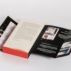 Ein aufgeklapptes Buch mit dem Text "Christine Brand: VERMISST". Darunter sind positive Kritiken zum Buch abgedruckt.