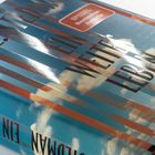 Der Text „Ein weites Leben“, „M.L. Stedman“, und „Spiegel Bestseller-Autorin“ erscheint. Himmel mit Wolken als Hintergrund.