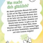 „Was macht dich glücklich?“ Text erklärt ein Mitmach-Heft zur persönlichen Glückssuche mit Aktivitäten. Bunte, fröhliche Illustrationen.
