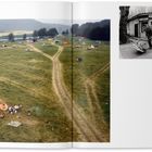 An der Ruhr in Bochum 1983. Foto von Joachim Brohm. Weite Wiese mit Zelten und Autos, Menschen sitzen und liegen im Gras. Schwarzweißbild zeigt Kiosk-Szene in Dortmund.