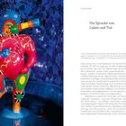 **Ursula Bode**  
**Die Sprache von Leben und Tod**

Bunte, abstrakte Skulptur in blauem Mosaik.