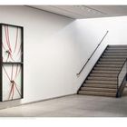 Text: "Rosa Barba, Concrete Poetry..." Eine Treppe führt nach oben, links eine Kunstinstallation mit roten Linien auf Glas.